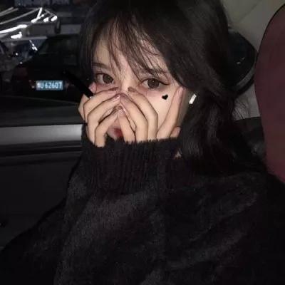 爸爸穿旗袍为满墙奖状儿子送考